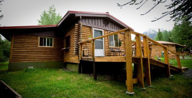Cabin with a nice front deck.